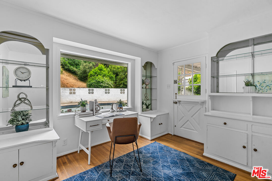 2427 Benedict Canyon Dr