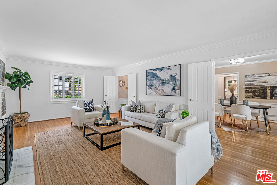 2427 Benedict Canyon Dr