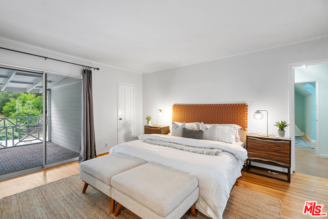 2427 Benedict Canyon Dr