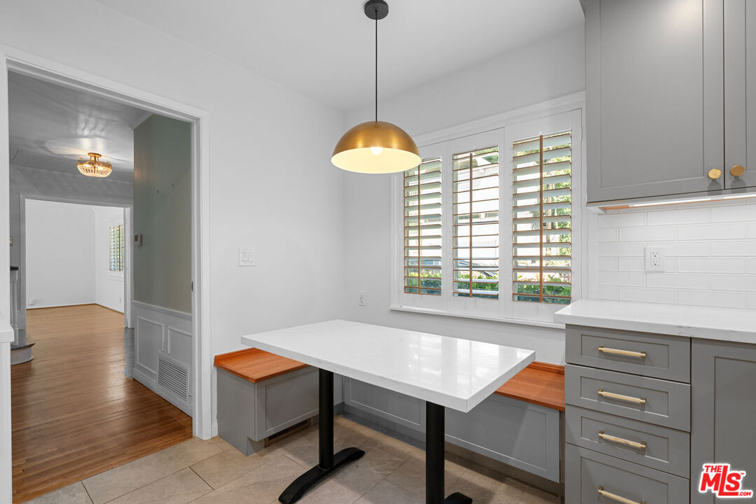 2427 Benedict Canyon Dr