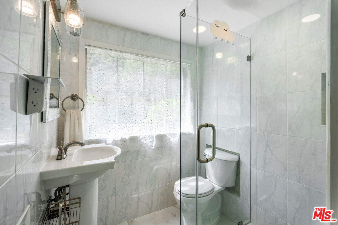 2427 Benedict Canyon Dr