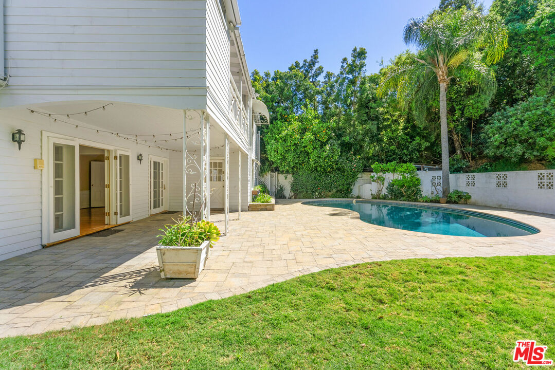 2427 Benedict Canyon Dr