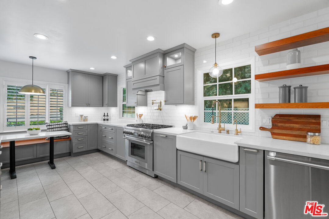 2427 Benedict Canyon Dr