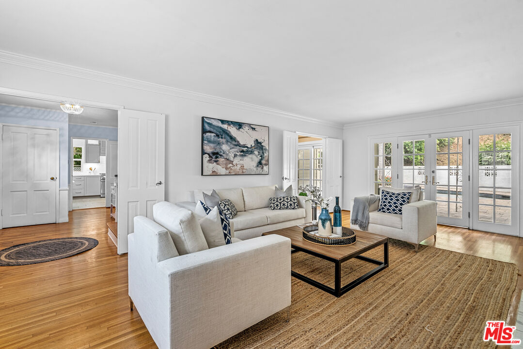 2427 Benedict Canyon Dr