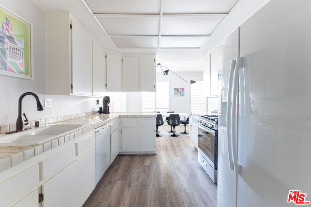 13331 Moorpark St Unit: 120