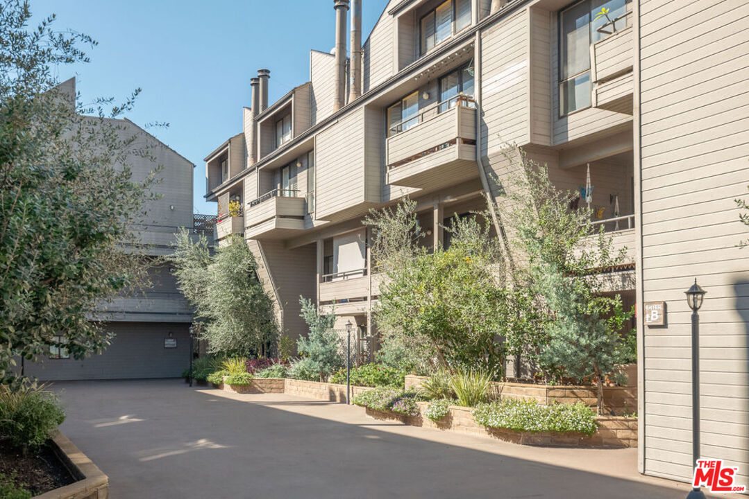 13331 Moorpark St Unit: 120