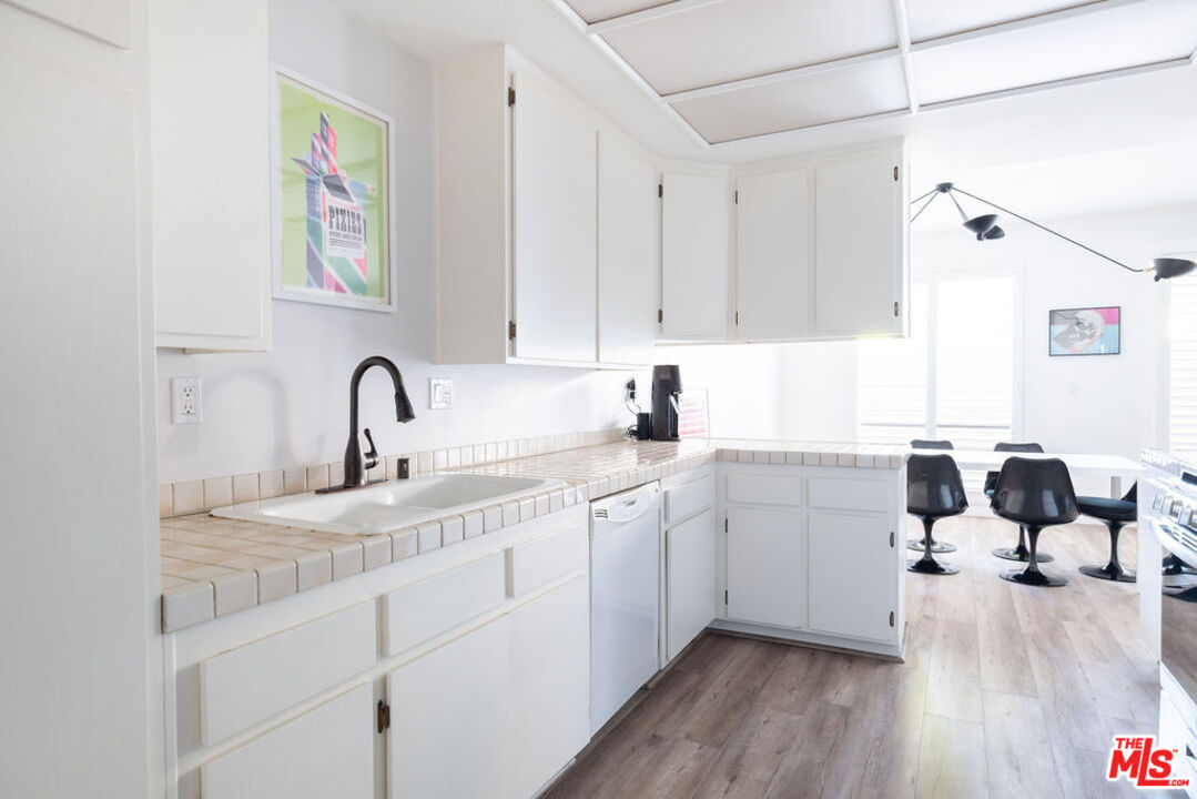 13331 Moorpark St Unit: 120