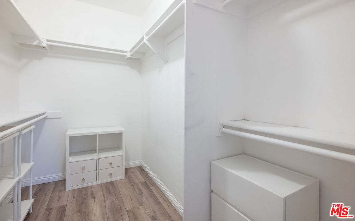 13331 Moorpark St Unit: 120