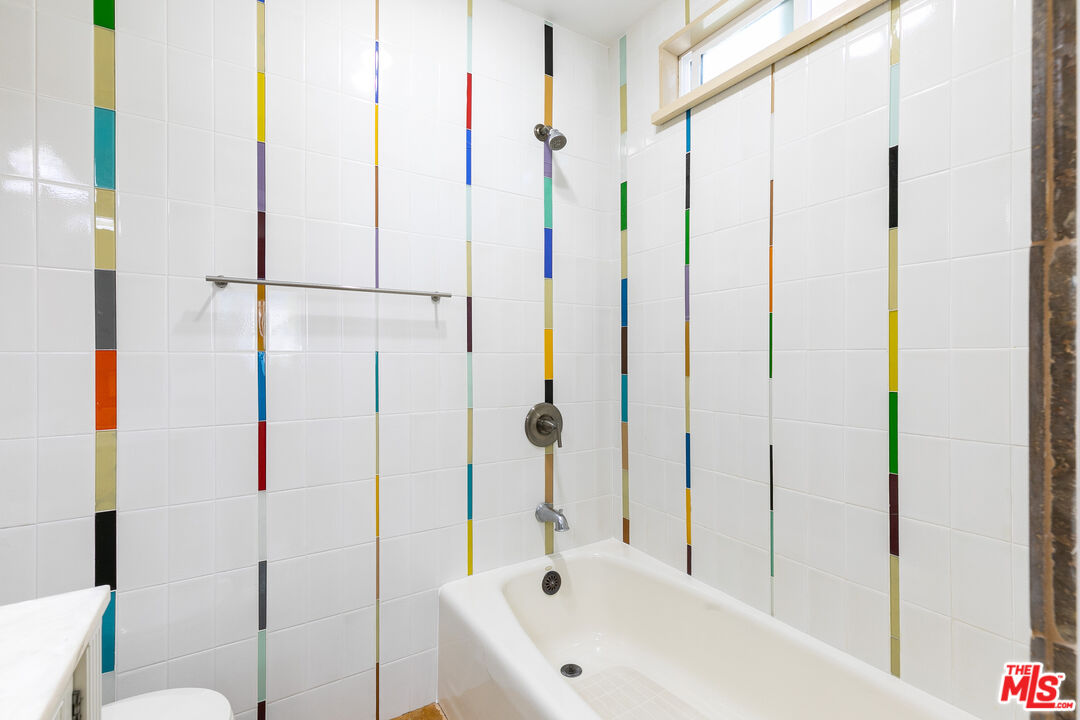 1126 N Formosa Ave Unit: 8