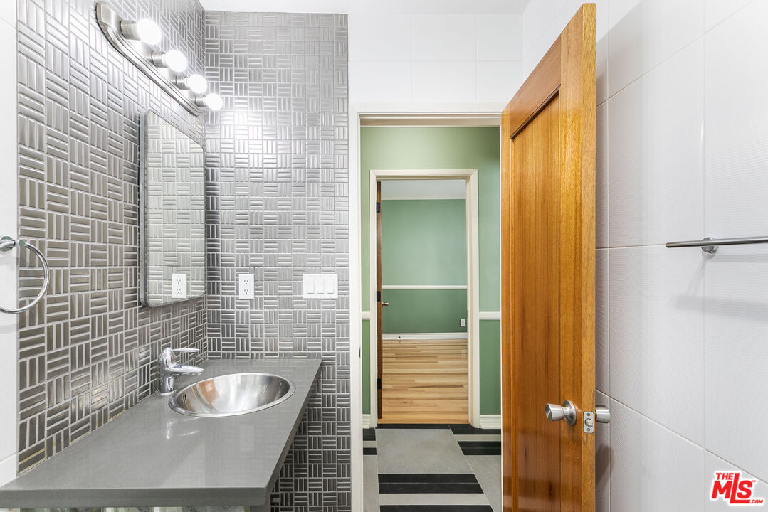 1126 N Formosa Ave Unit: 8