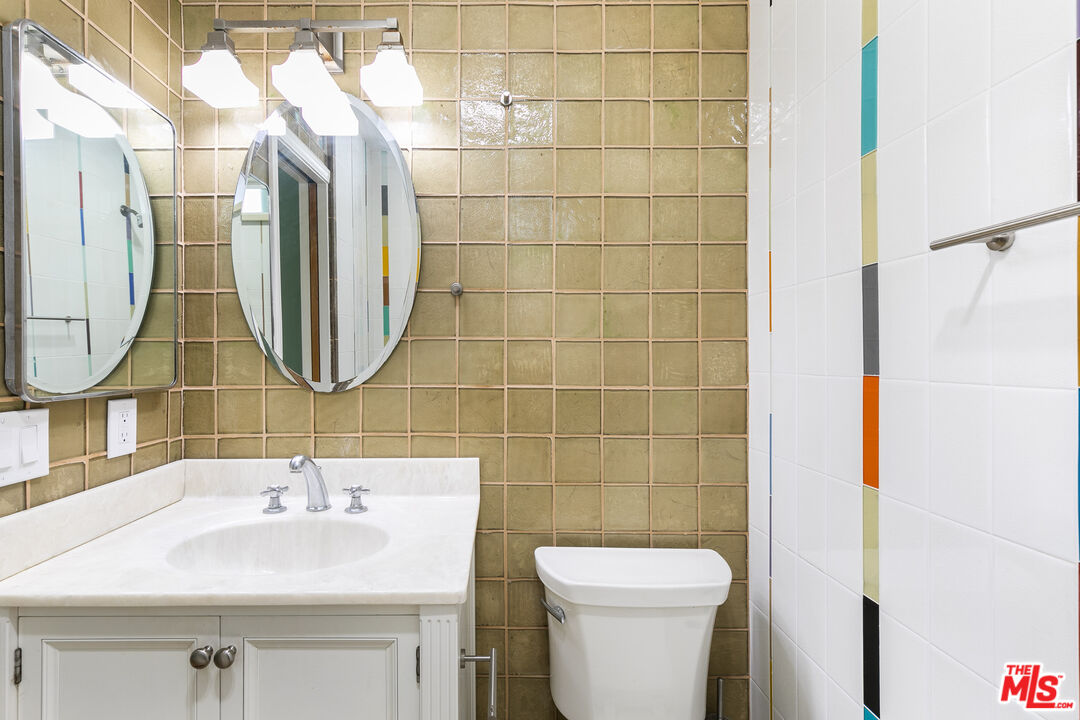 1126 N Formosa Ave Unit: 8