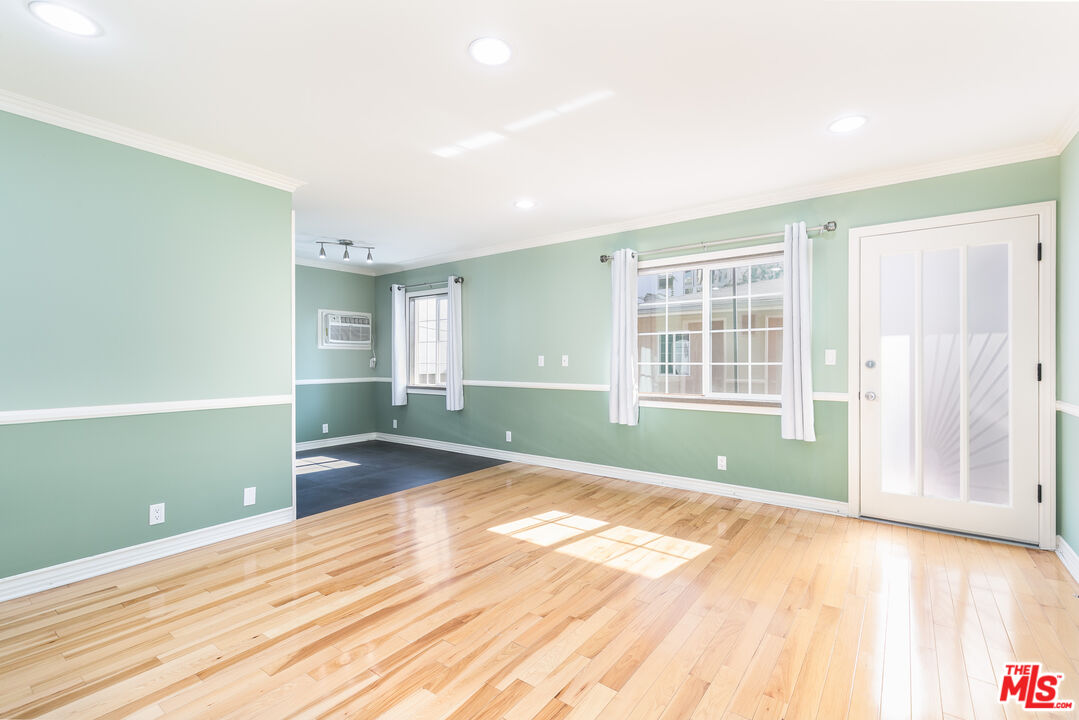 1126 N Formosa Ave Unit: 8