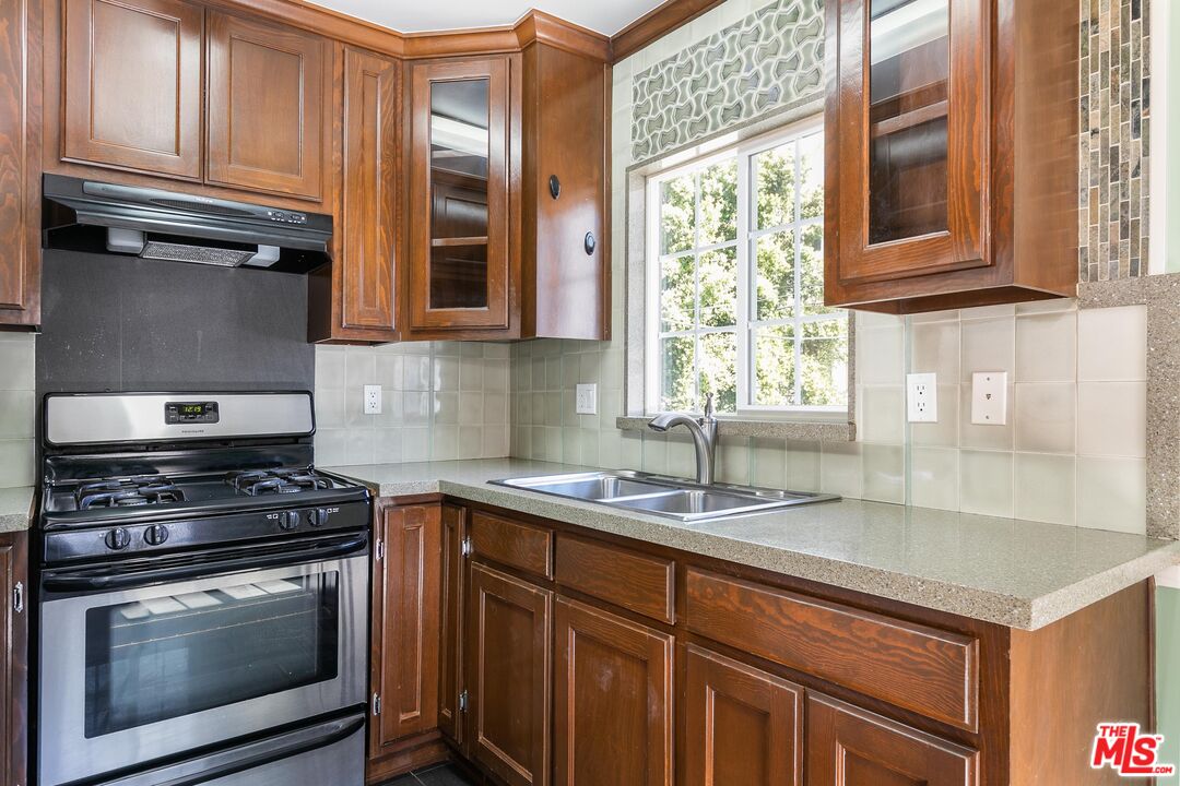 1126 N Formosa Ave Unit: 8