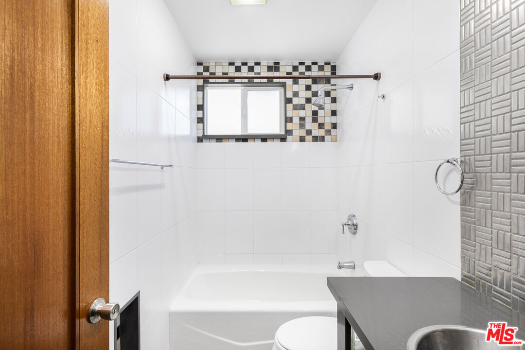 1126 N Formosa Ave Unit: 8