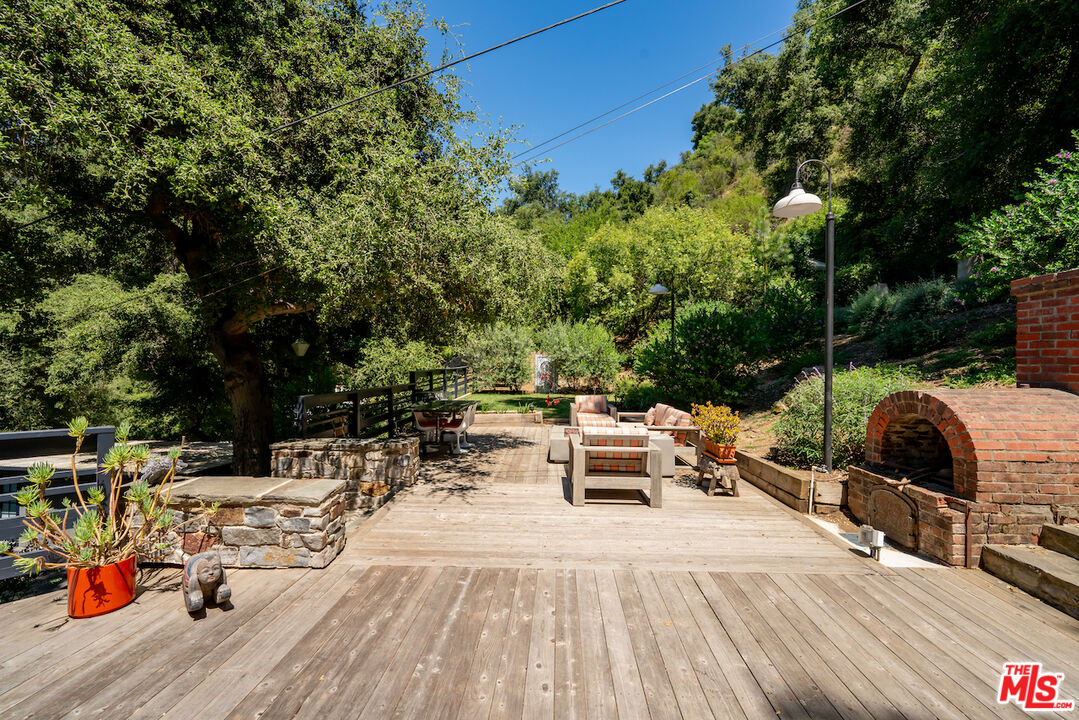 1145 Old Topanga Canyon Rd