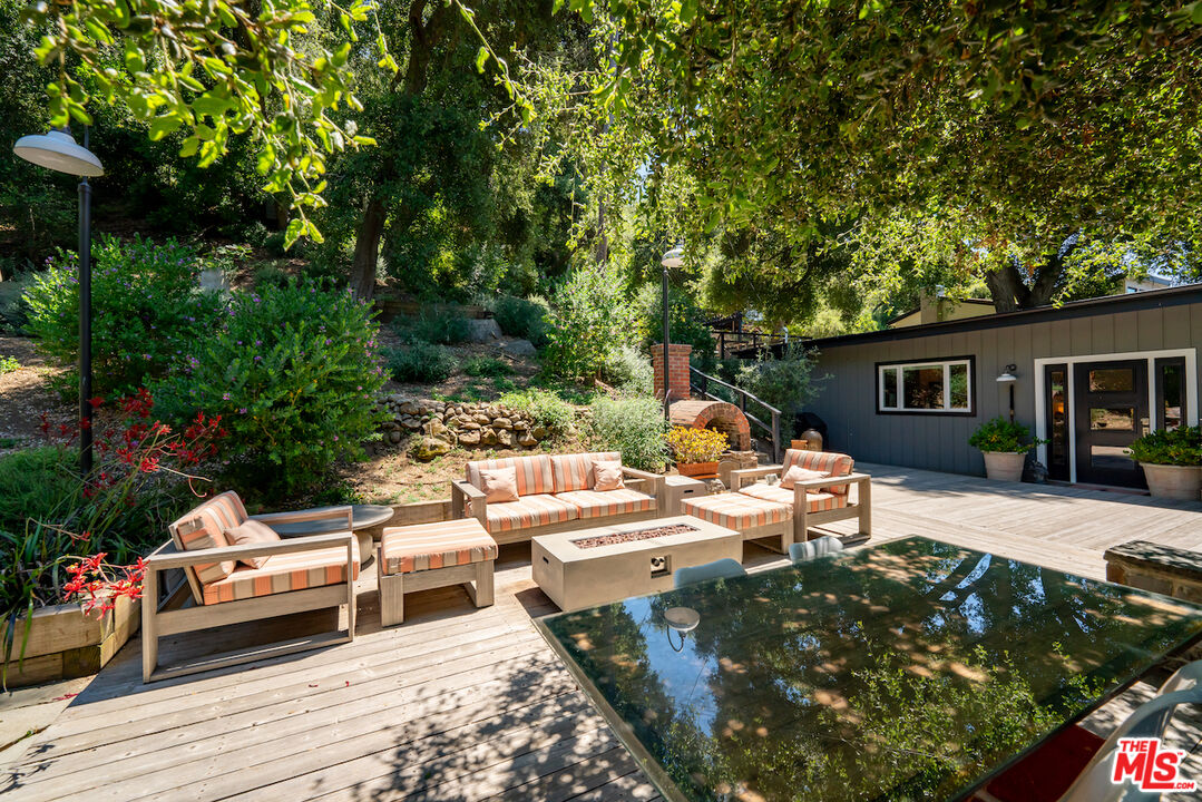 1145 Old Topanga Canyon Rd