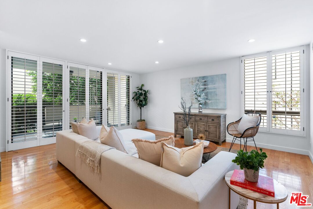 150 N Almont Dr Unit: 101