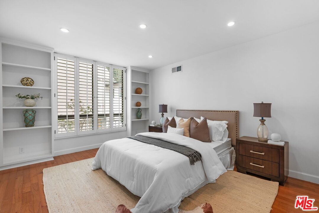 150 N Almont Dr Unit: 101