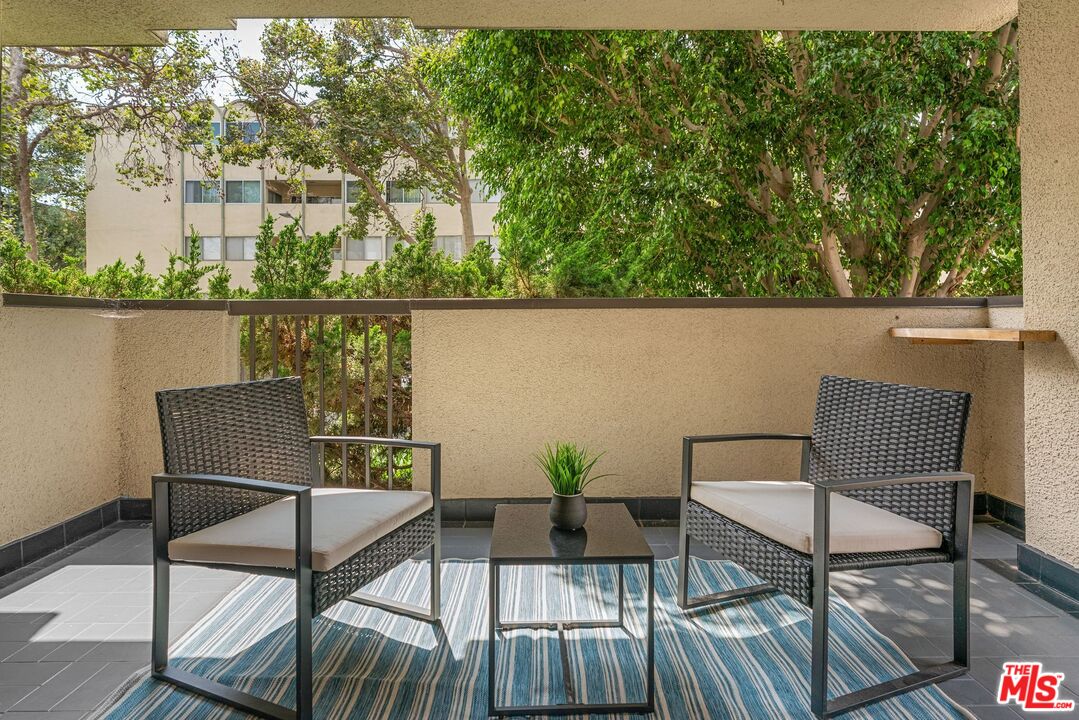 150 N Almont Dr Unit: 101