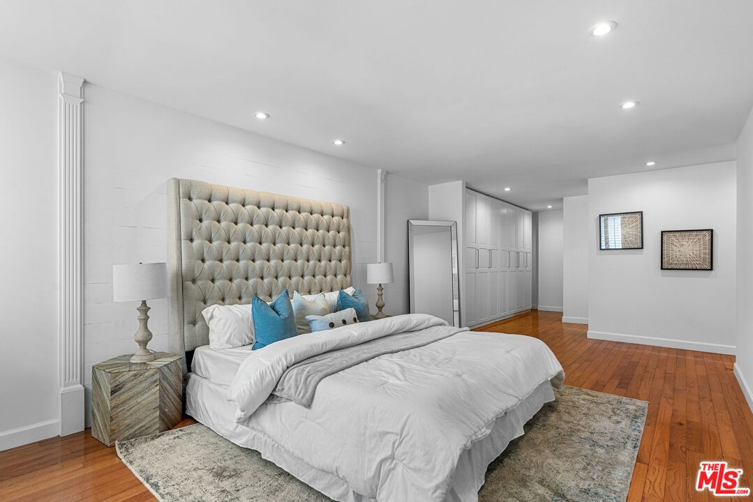 150 N Almont Dr Unit: 101