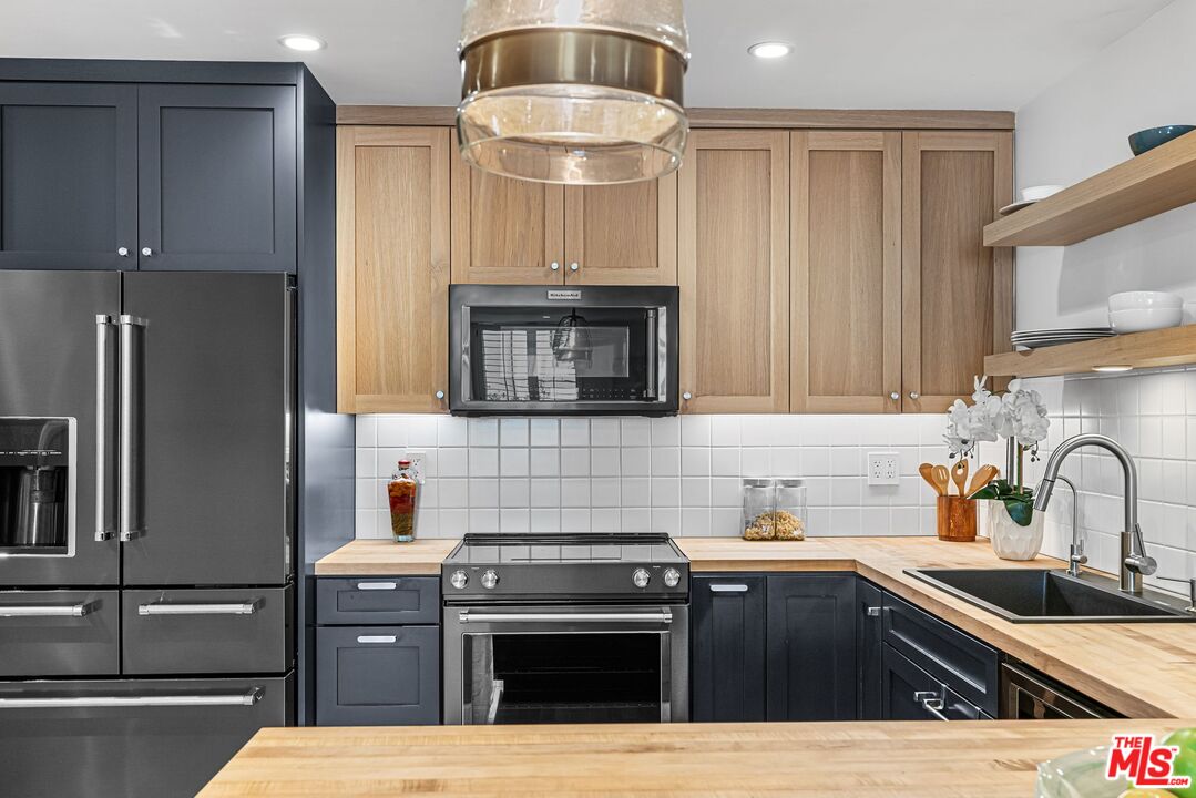 150 N Almont Dr Unit: 101