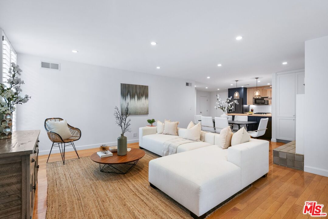 150 N Almont Dr Unit: 101