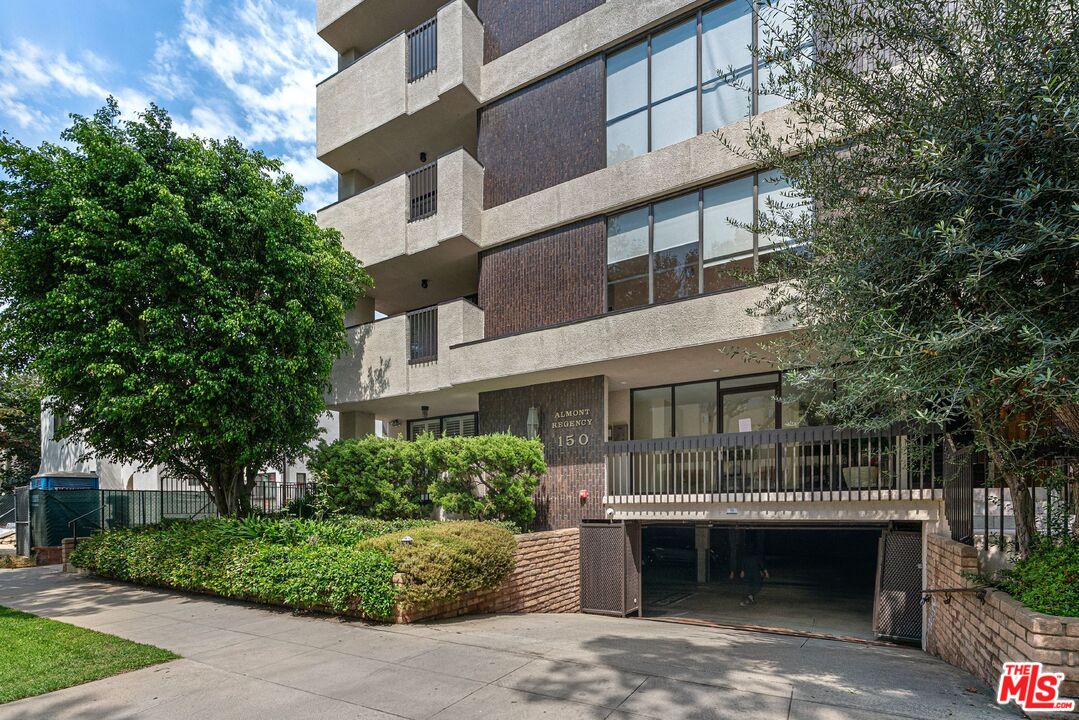 150 N Almont Dr Unit: 101