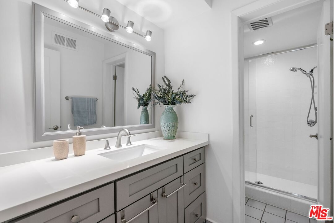 150 N Almont Dr Unit: 101