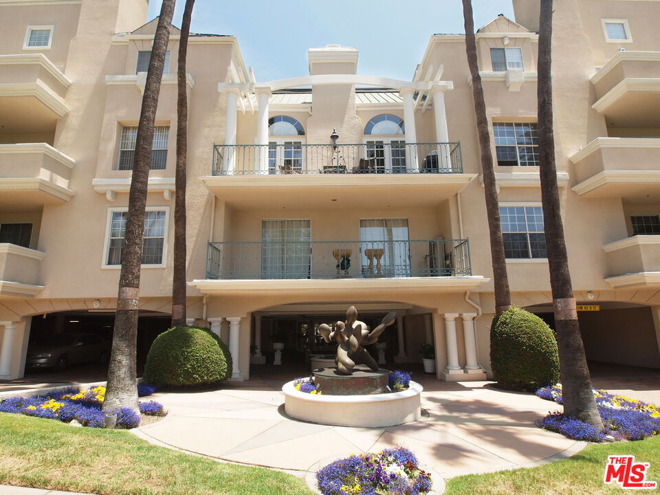 930 N Doheny Dr Unit: 208