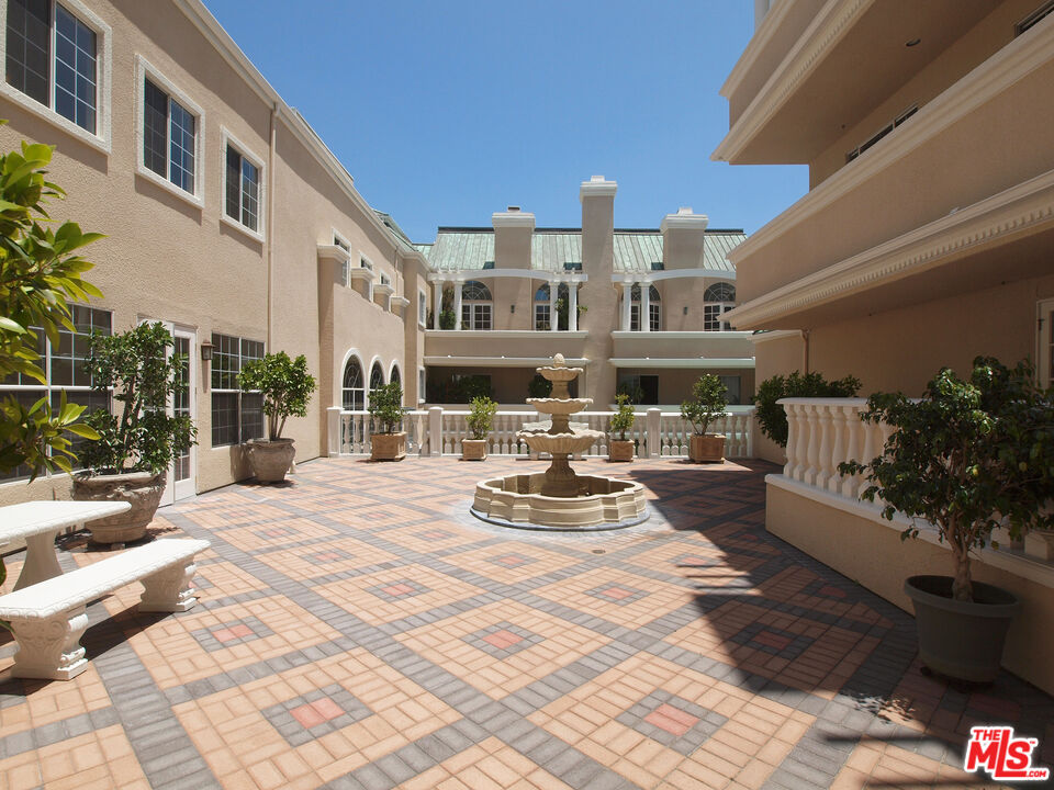 930 N Doheny Dr Unit: 208