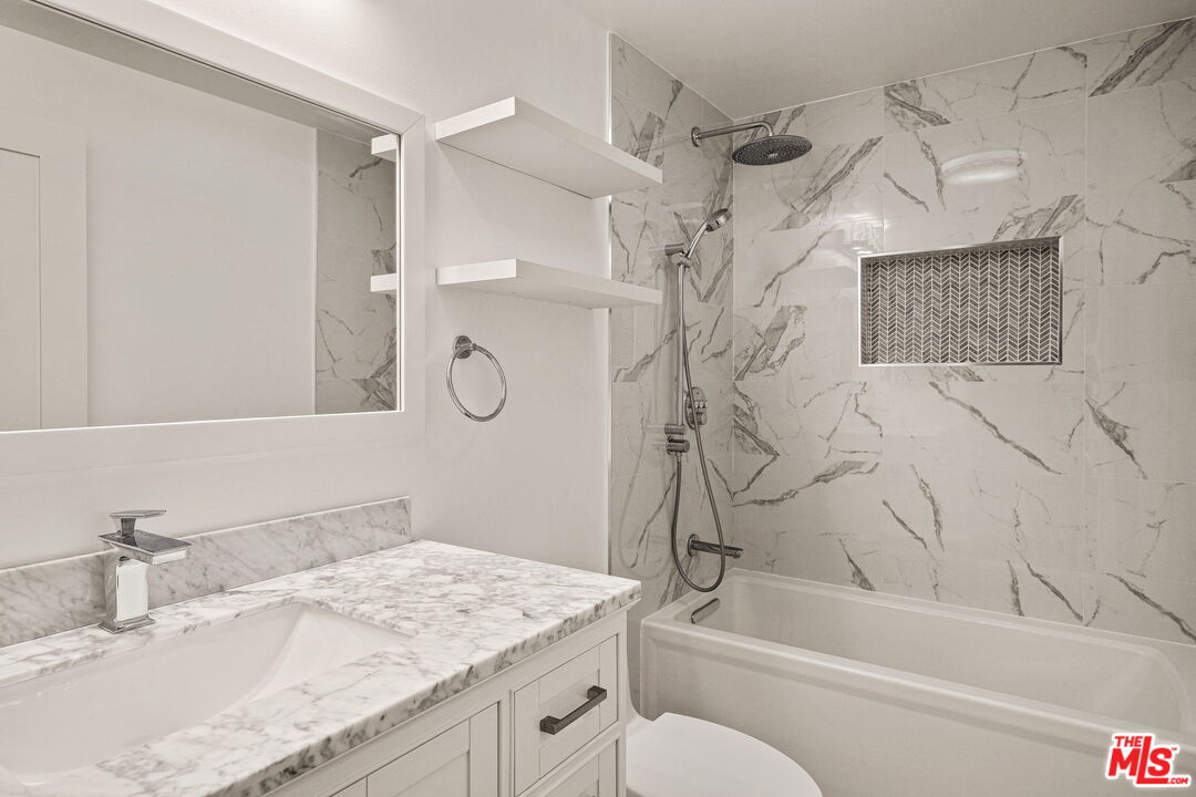 930 N Doheny Dr Unit: 208