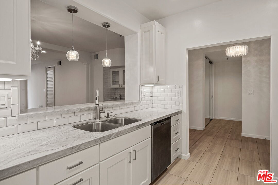 930 N Doheny Dr Unit: 208