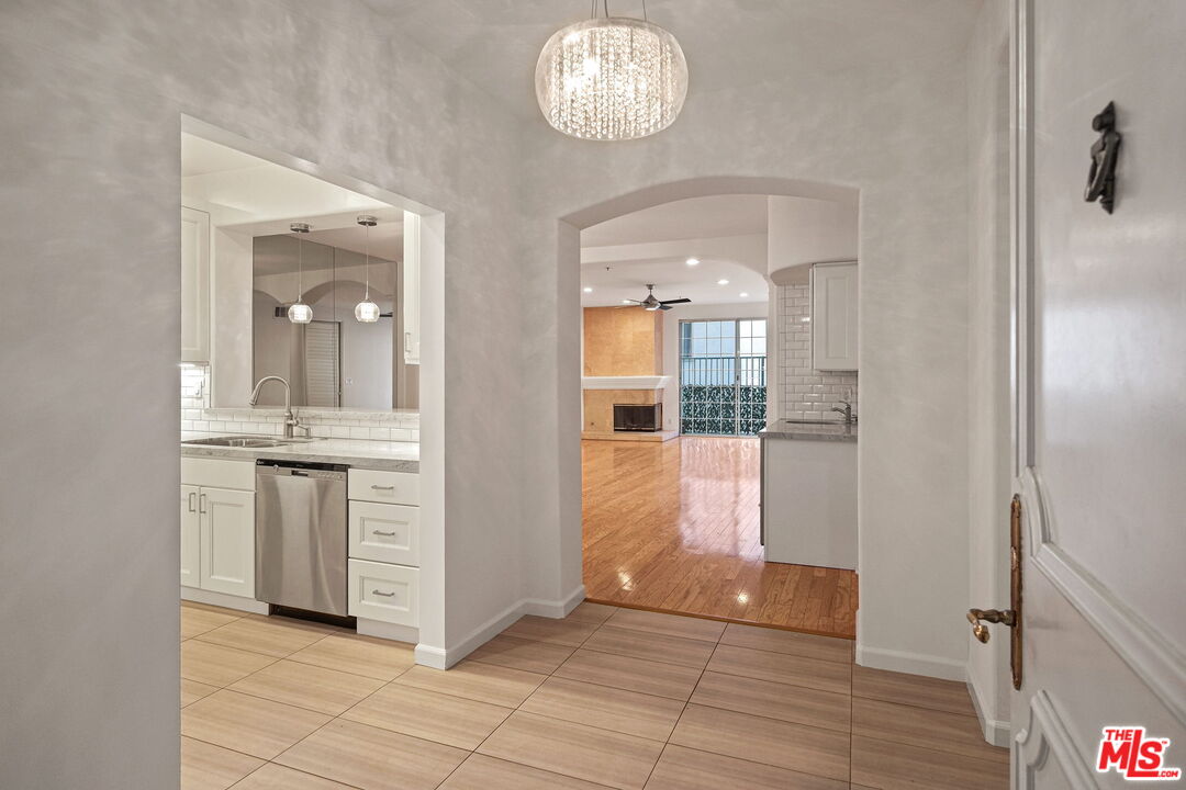 930 N Doheny Dr Unit: 208