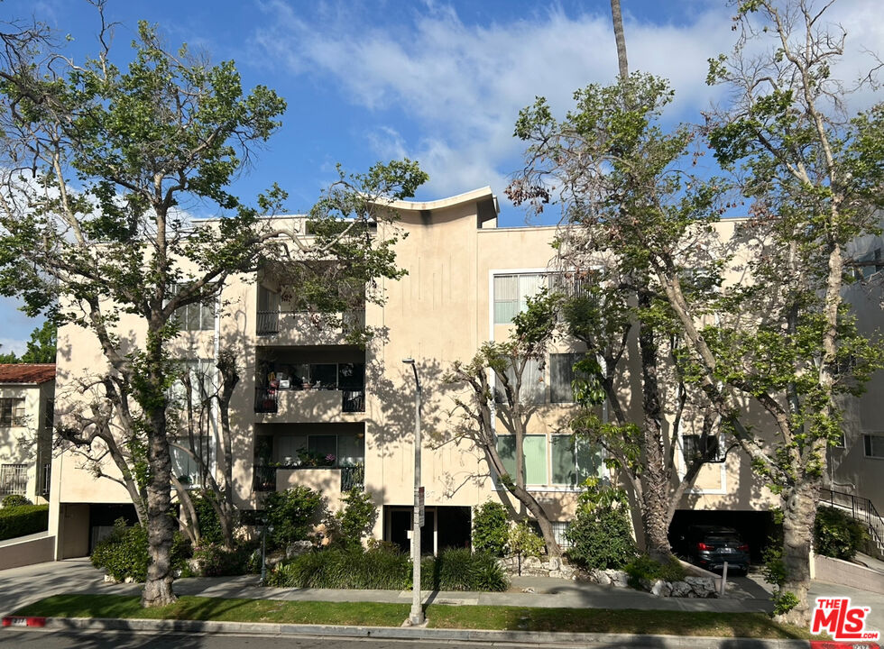 237 N Almont Dr Unit: 305