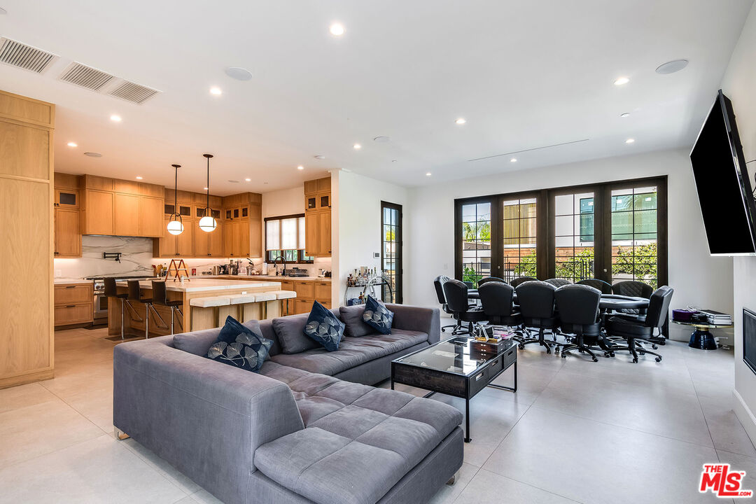 202 N Doheny Dr
