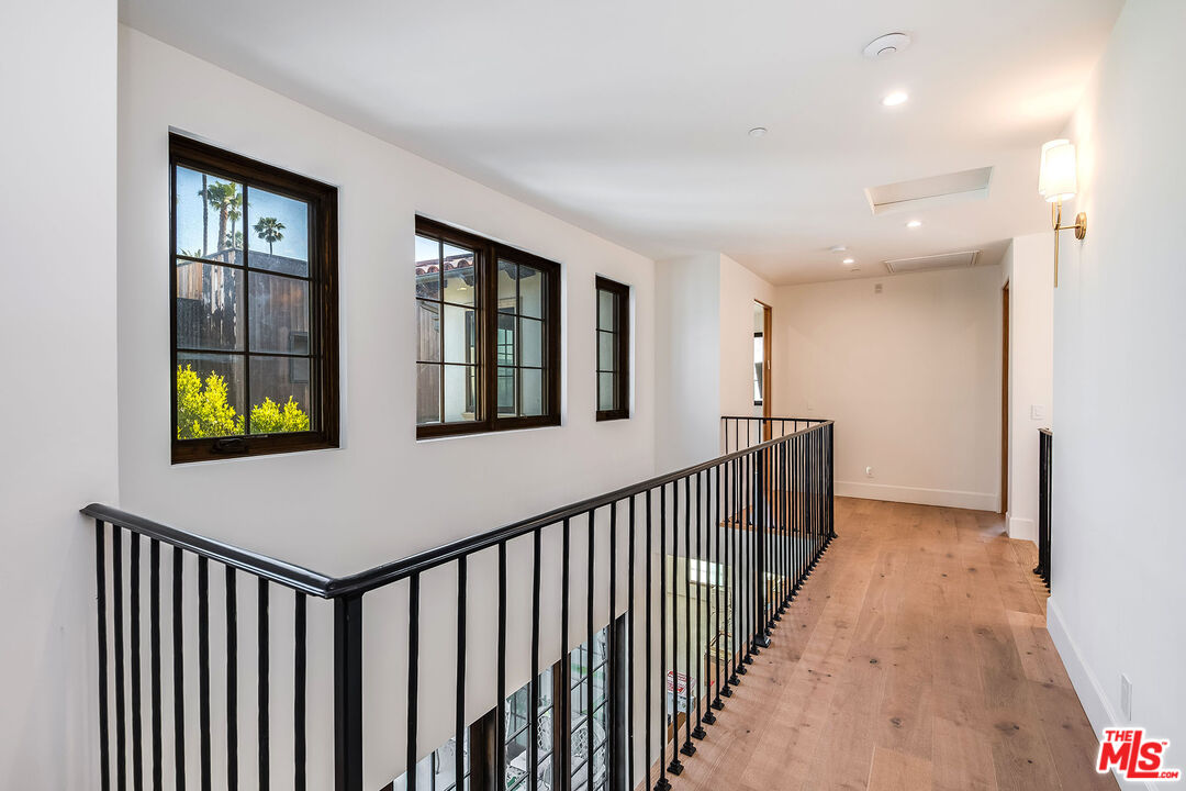 202 N Doheny Dr
