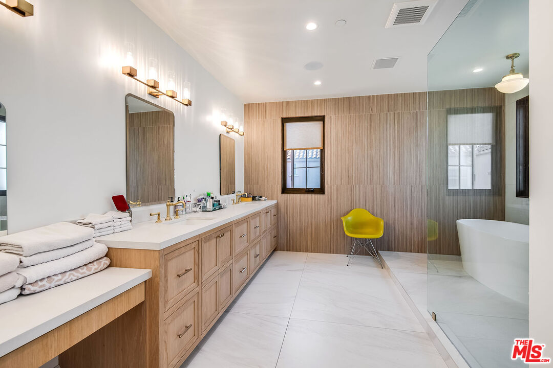 202 N Doheny Dr