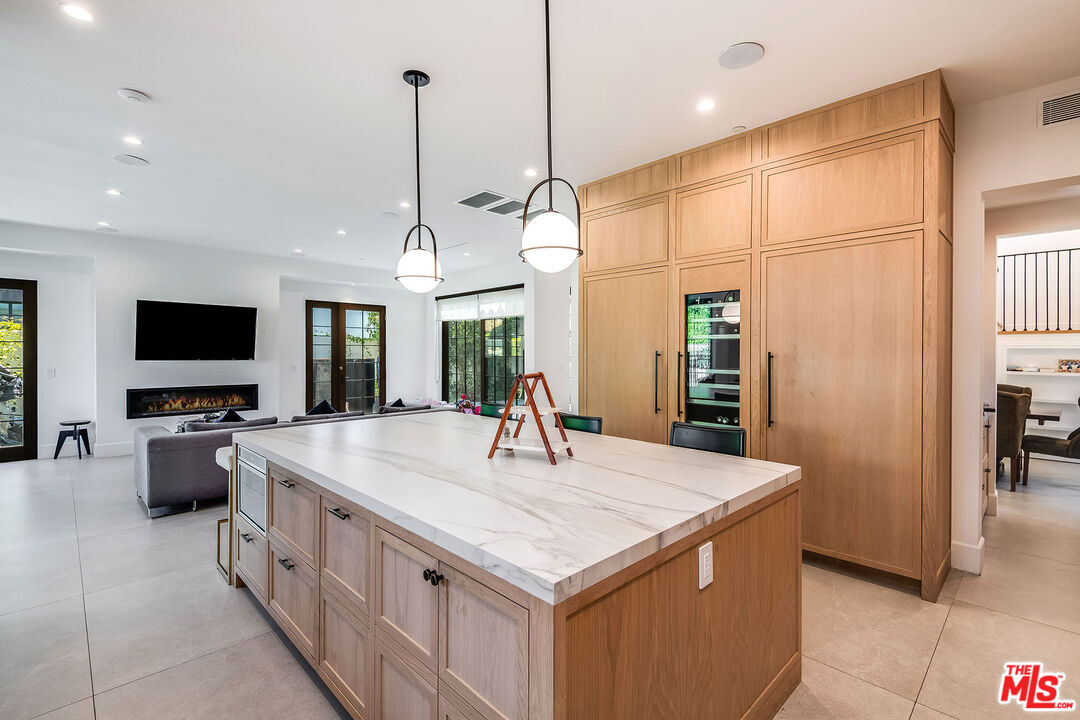 202 N Doheny Dr