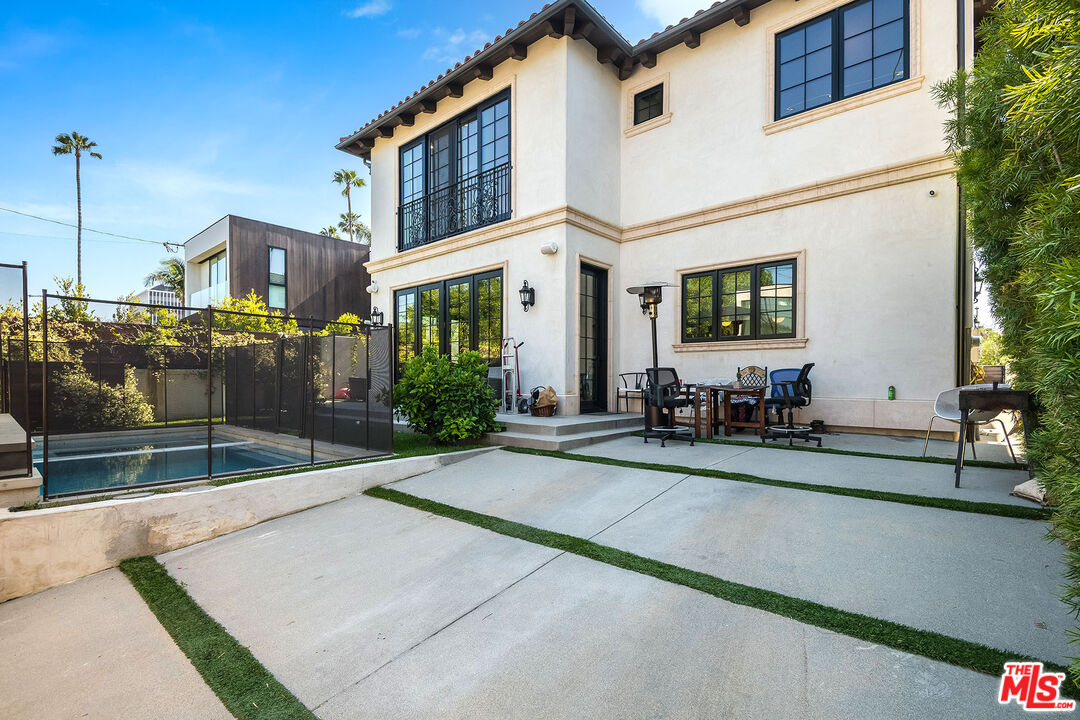 202 N Doheny Dr