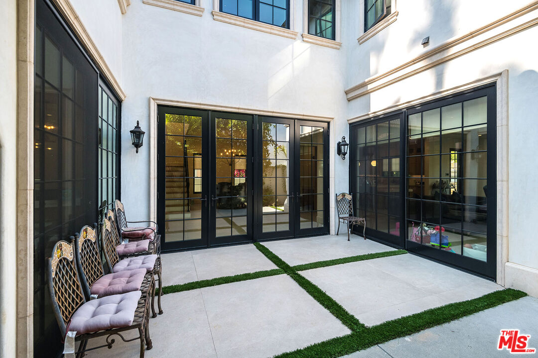 202 N Doheny Dr