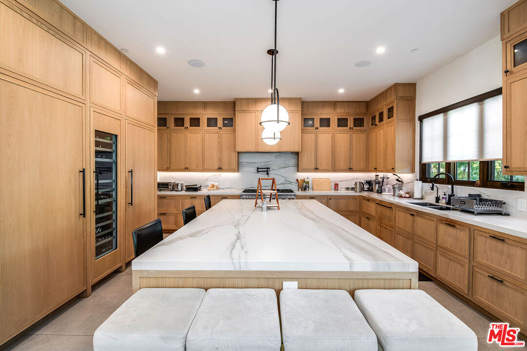 202 N Doheny Dr