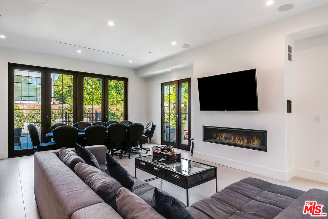 202 N Doheny Dr