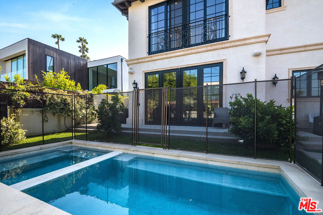 202 N Doheny Dr