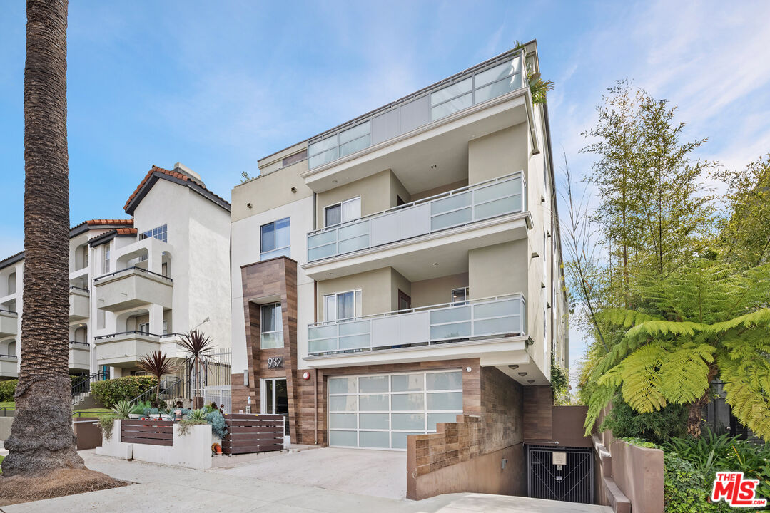 932 N Alfred St Unit: PH2