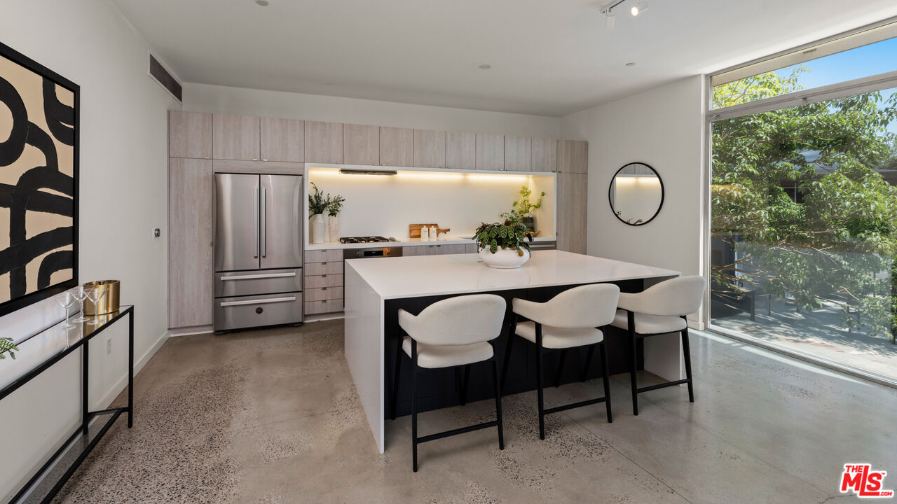 901 Hancock Ave Unit: 203