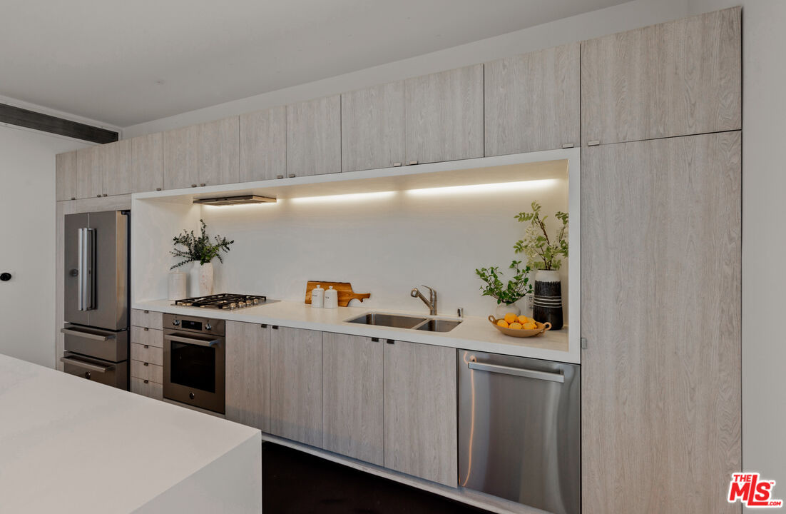 901 Hancock Ave Unit: 203