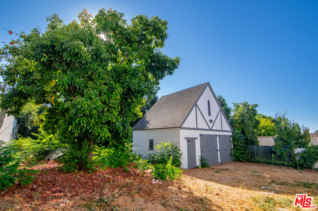 1300 N Holliston Ave