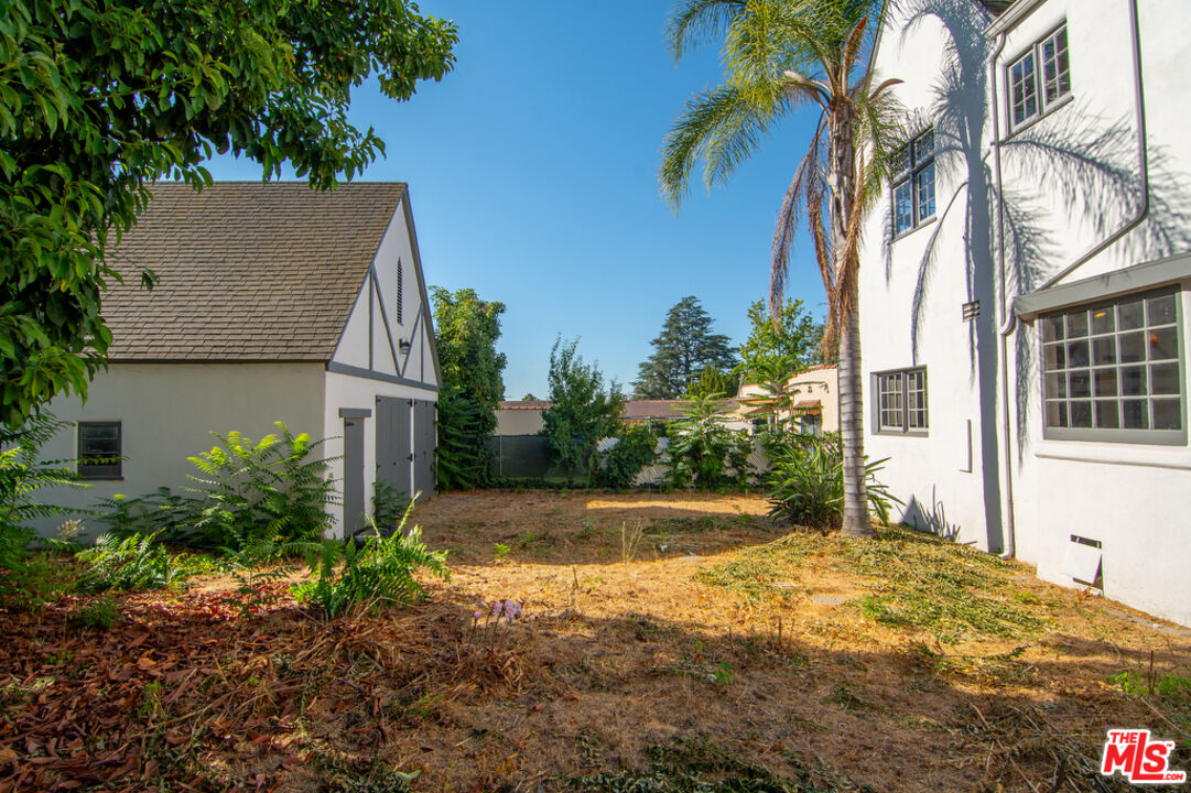 1300 N Holliston Ave