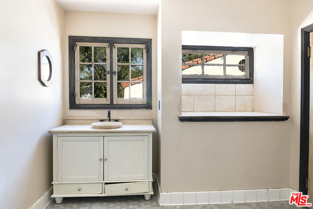 1300 N Holliston Ave