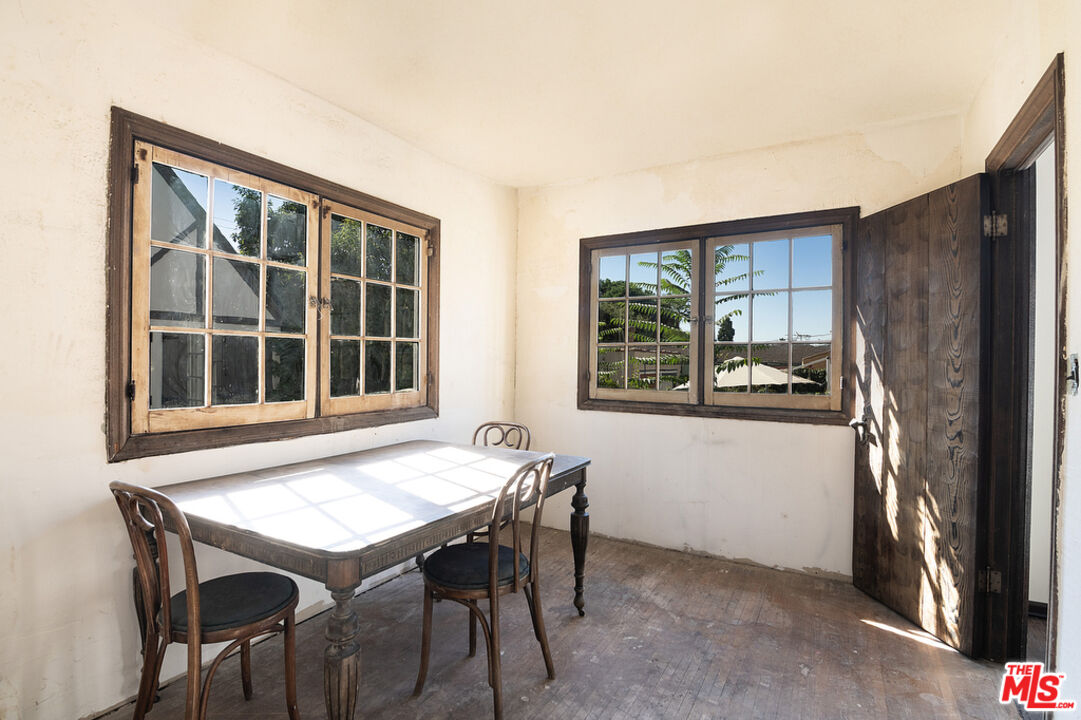 1300 N Holliston Ave